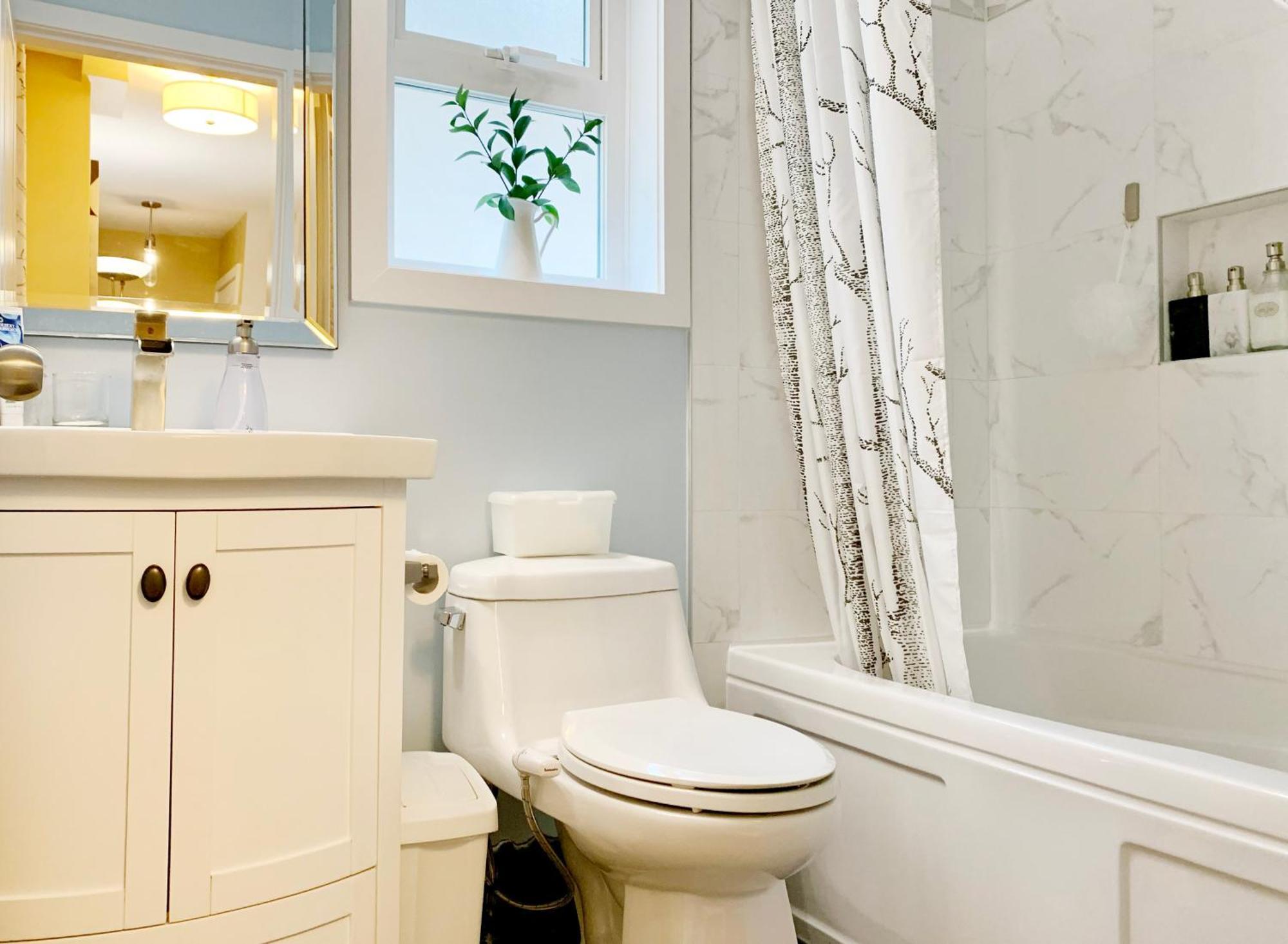 Private Guest Suite 10Mins To Downtown - King Bed - Bathtub - Free Parking Vancouver Exterior foto